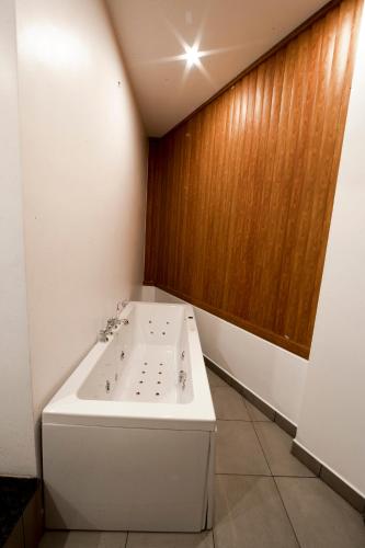 带按摩浴缸的日落景观小屋