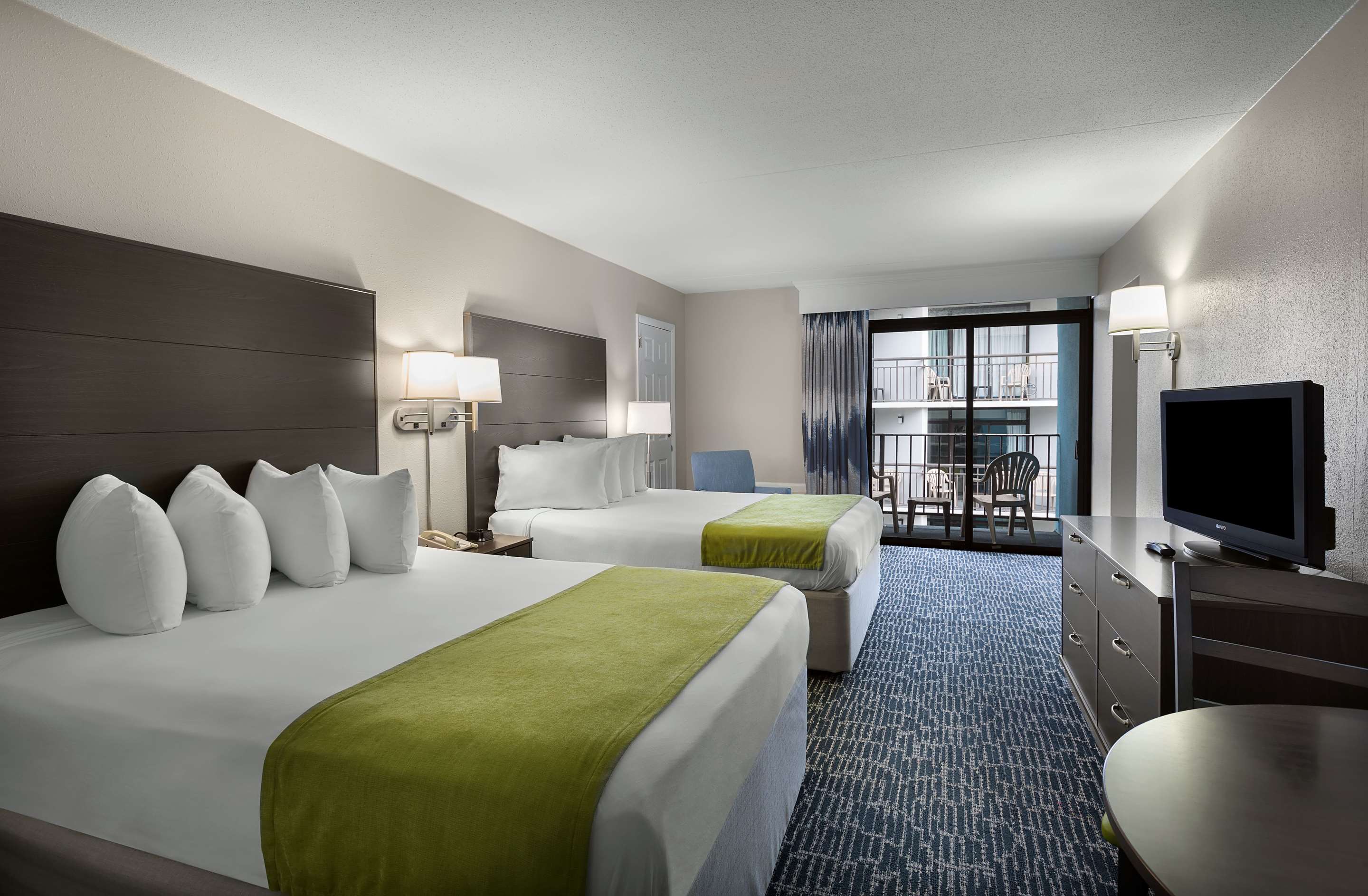 2张大床1张双人床， 无烟房， 中间建筑， 带阳台， 微波炉和迷你冰箱， 桌椅， 房间内淋浴