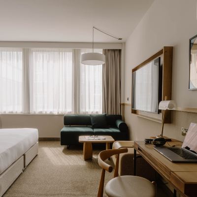 Superior Queen Room Club Quarters Hotel, St. Paul's Promo Code