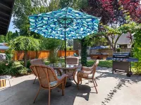 Seattle World Cup and NW Parks 3 Bedrooms Central AC Hot Tub & Outdoor Living ベリアンのホテル