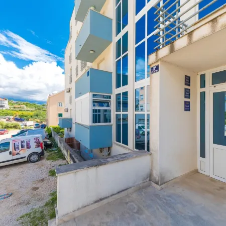 Spacious Studio with Balcony, Close to the Znjan Beach