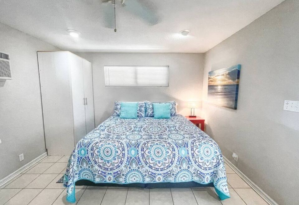 Scenic Deck And River Access-Charming Getaway Oasis