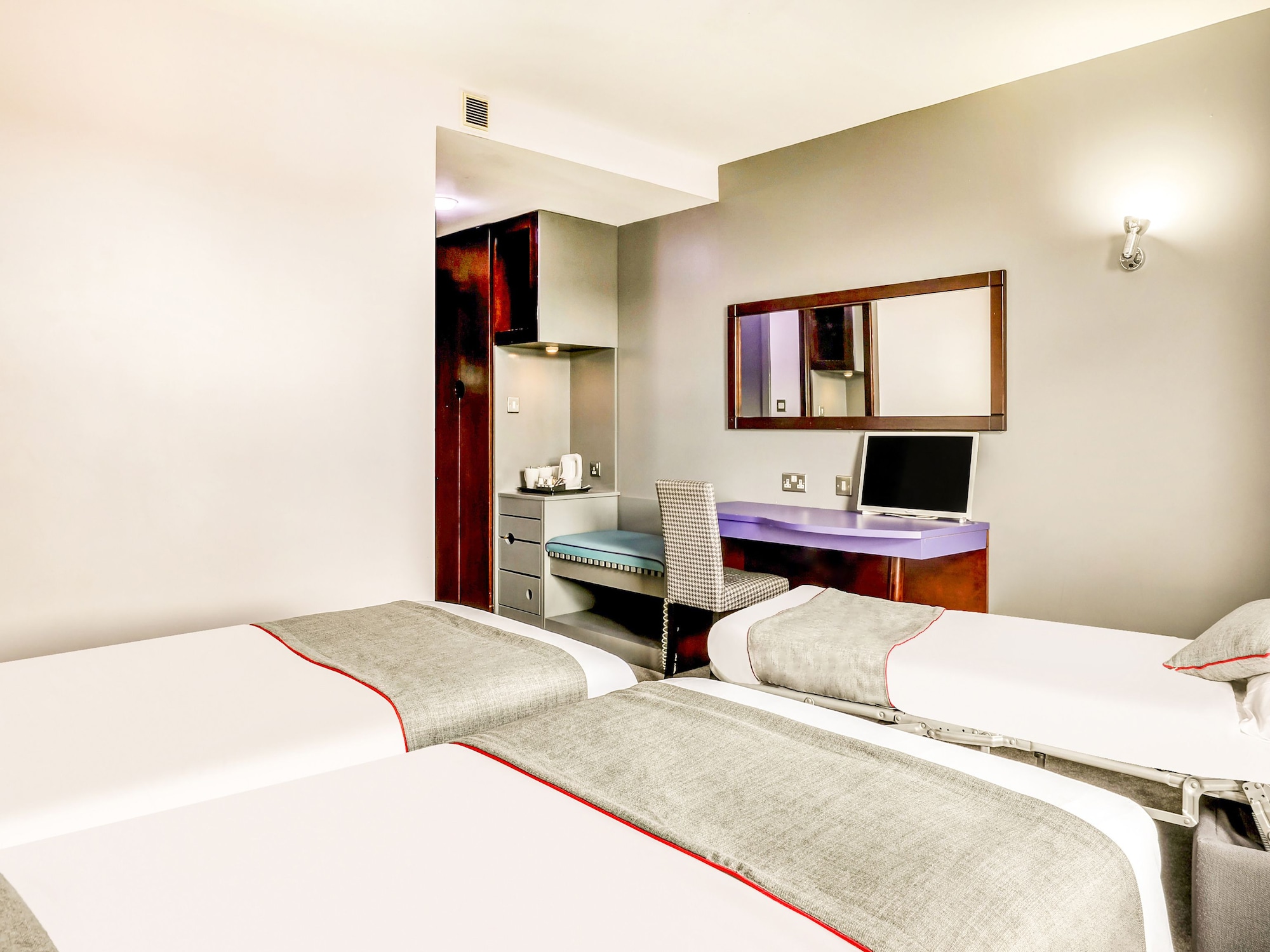 标准双床房， 多张床