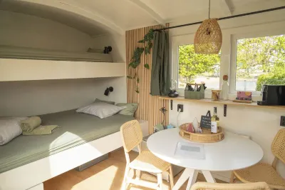 Tinyhouse Voordek - Lakes of Vinkeveen near Amsterdam Hotels in 