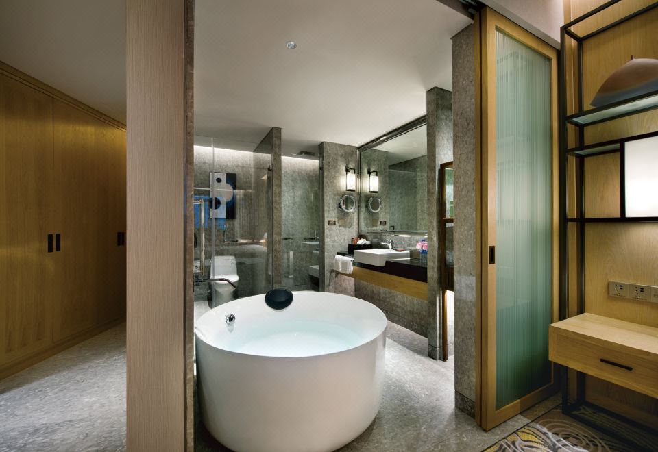 行政湖景大床房（带阳台）