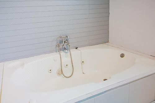 家庭间 - 游泳池畔