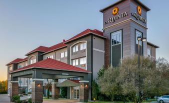 La Quinta Inn & Suites by Wyndham Fort Worth NE Mall