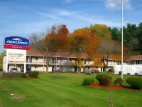 Howard Johnson by Wyndham Lenox