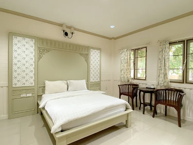ห้องเตียงใหญ่พร้อมวิวสวนหย่อม