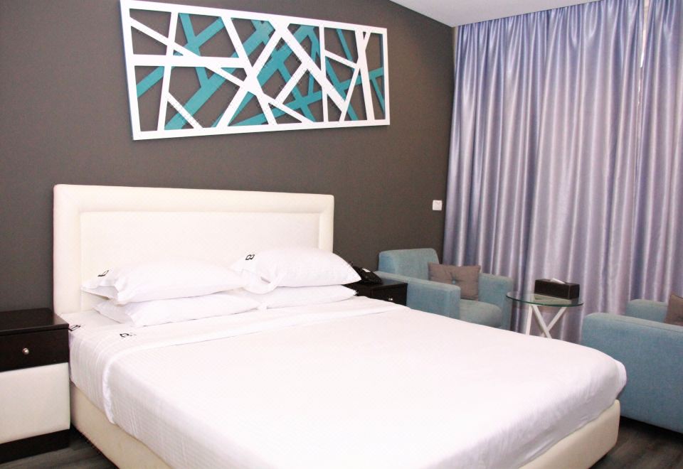 豪华双人房， 1 张特大床， 城市景观