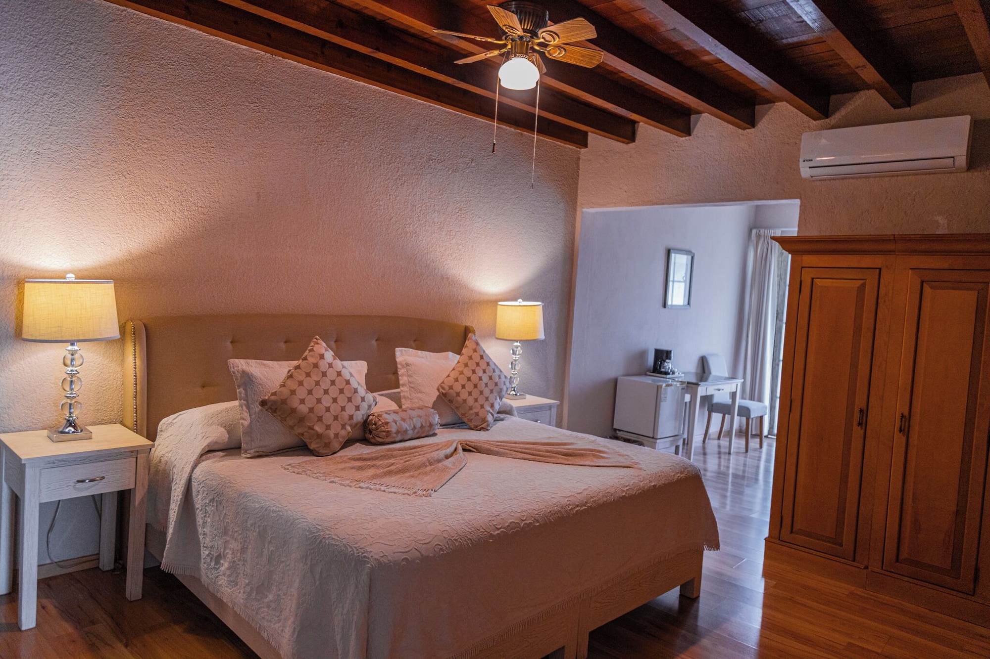 浪漫客房， 1 张特大床， 空调