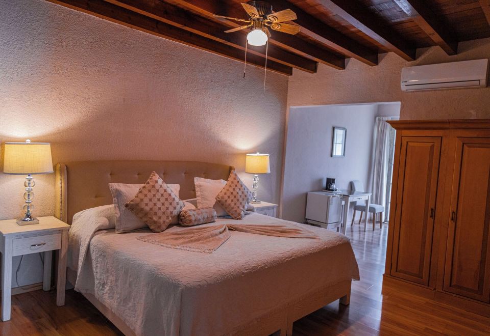 浪漫客房， 1 张特大床， 空调