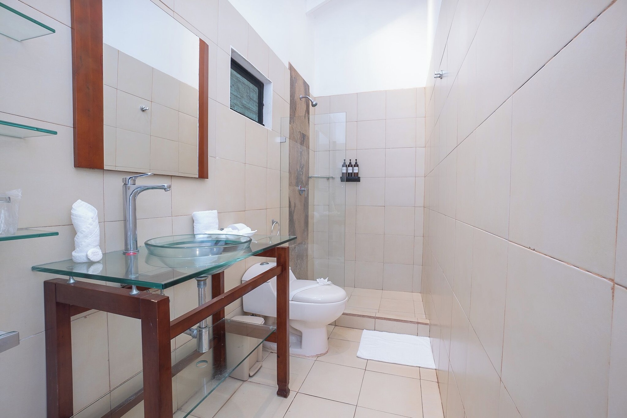 标准单人房， 1 张特大床， 无烟房