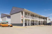 Circle S Motel Cozad I-80 のホテル