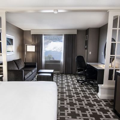 美國瀑布景特大床一室房（帶按摩浴缸） 希爾頓尼亞加拉瀑布/瀑布景觀套房酒店優惠