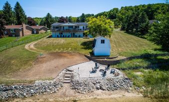 Stone Ledge Lake Getaway - Housity