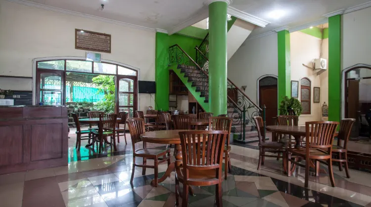 RedDoorz @ Genteng Surabaya 2 食事・レストラン