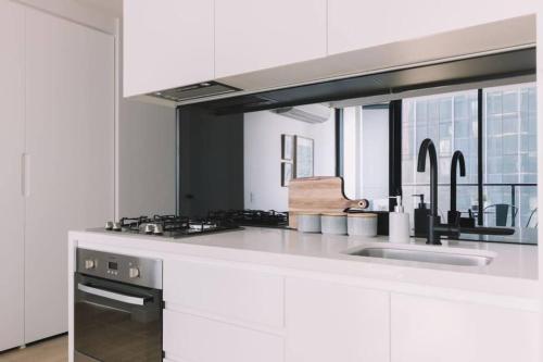 2Br Prime Location! Near QV Market & in Free Tram Zone 带阳台的两卧室公寓