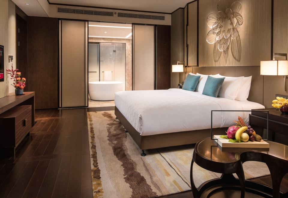 单卧套房（超大床带起居室 270°桥海景维港日夜）