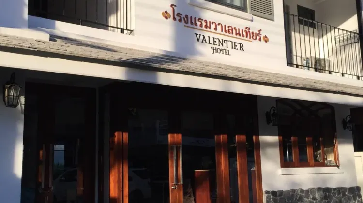 Valentier Cafe and Hotel 外観