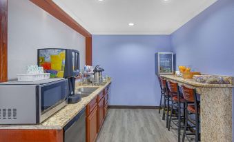 Days Inn by Wyndham Savannah - Housity