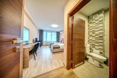 带山景的双人间