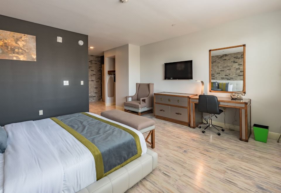 Lexen Hotel - North Hollywood Near Universal StudiosDeluxe King Room with Balcony