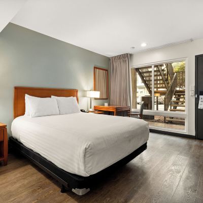Standard Queen Room With Roll-in Shower Vagabond Inn Glendale Promo Code