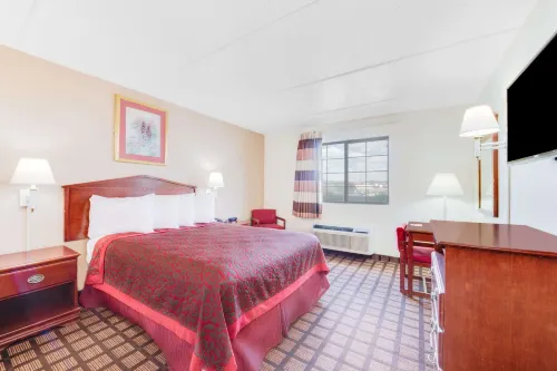 Days Inn & Suites by Wyndham Laredo