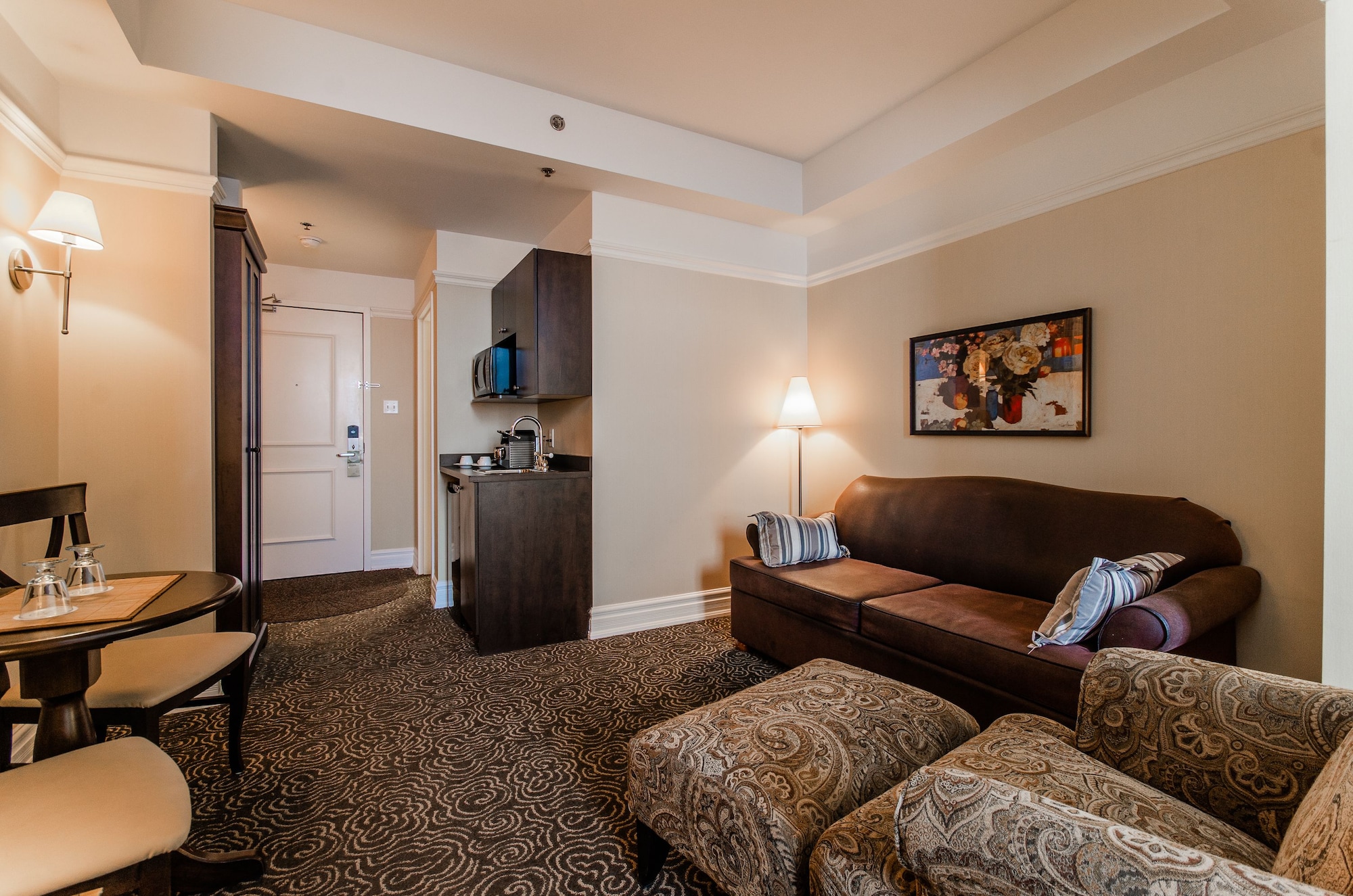 高级特大床间带梳化床