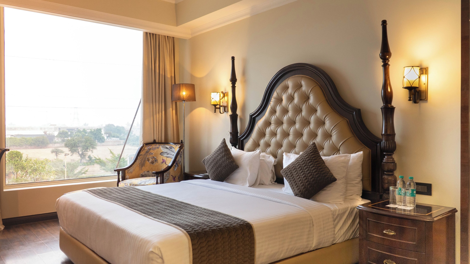 高级双人房或双床房， 无烟房， 私人浴室