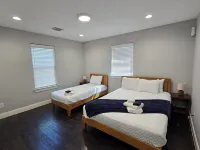 Bluebonnet Cottage Duplex in Downtown Denison--Perfect Blend of Charm & Comfort โรงแรมในเดนิสัน