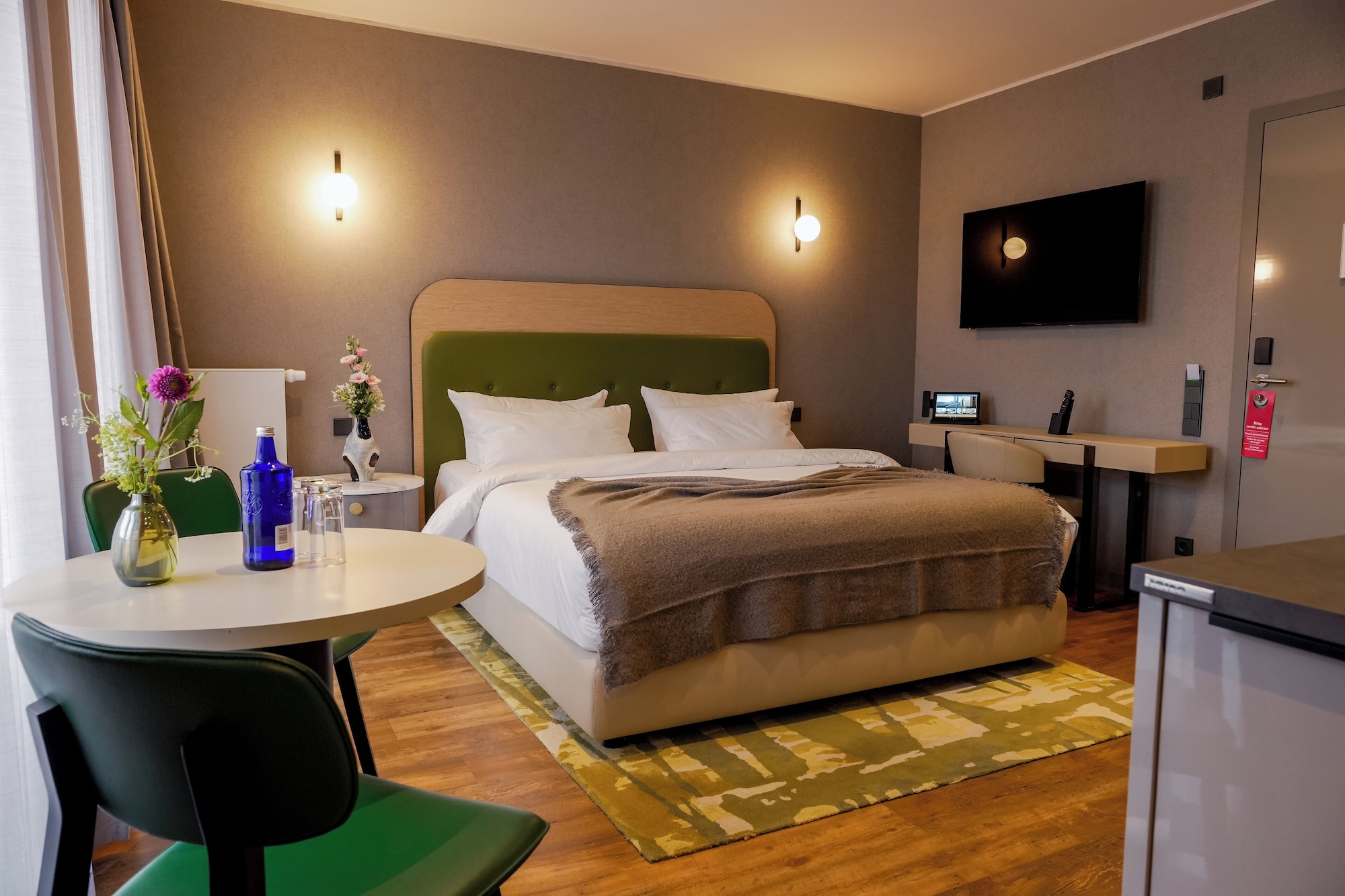 舒适开放式客房， 1 张特大床， 阳台