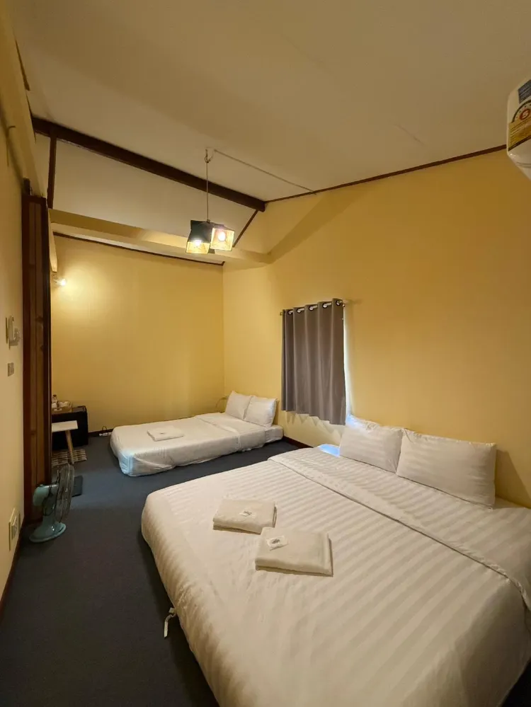 ห้องแฟมิลี่ 4 ท่าน พร้อมหน้าต่าง เตียงคิงไซส์ 1 เตียง และเตียงควีนไซส์ 1 เตียง