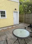 Adorable guest house with private backyard in Mount Pleasant