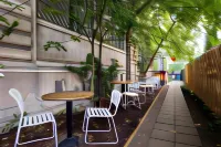 Baroque Hostel & Coworking Hotel di 
