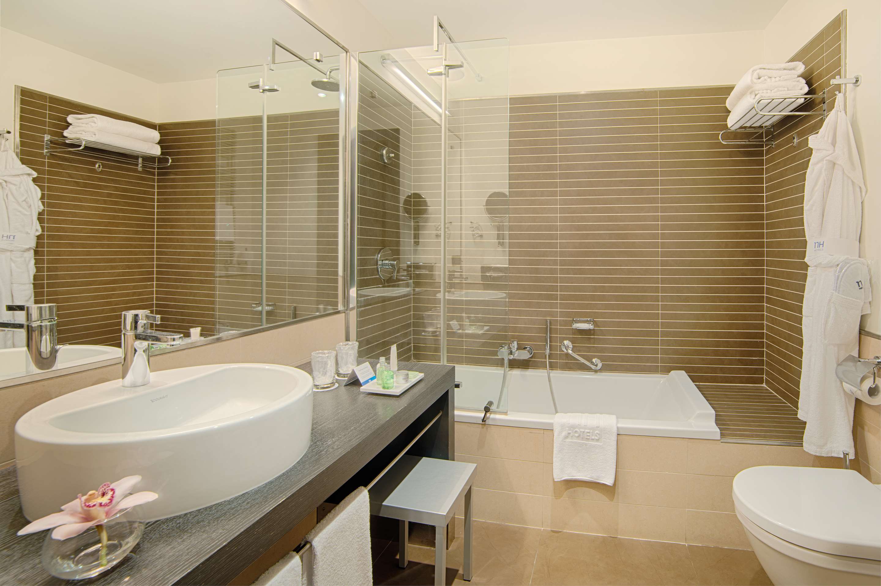 家庭毗邻房 3成人和1小童