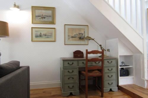 Lovely Spacious Cottage Near the Coast Two-Bedroom House