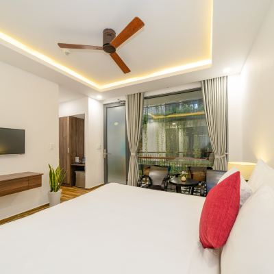 Deluxe King Room with Balcony&Pool View