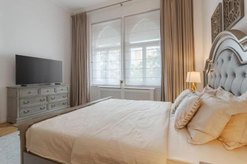 Unique Experience - Palat Istoric Oradea -Ultraelegant ?i spa?ios Two-Bedroom Apartment