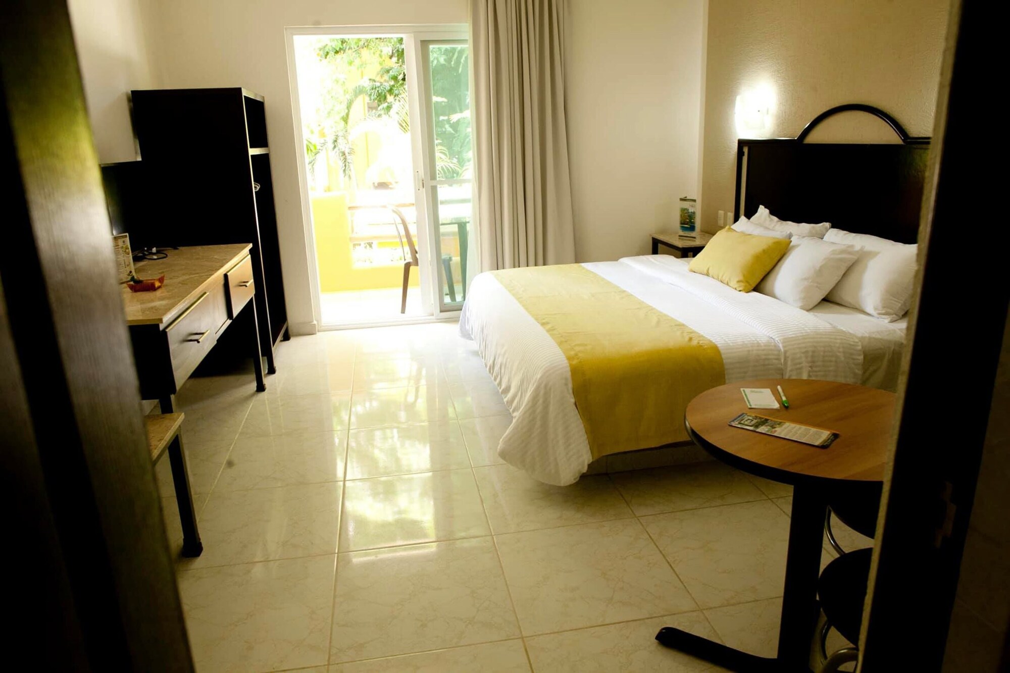 带阳台的标准特大床房