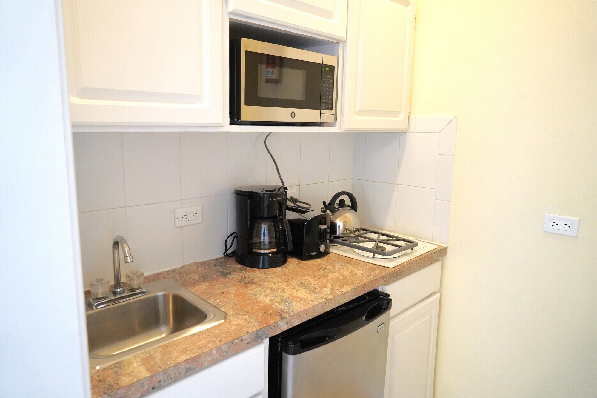 单间，1张特大床，带小厨房（单间套房，1张特大床，带小厨房）