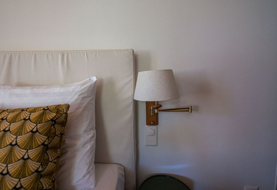 標準房帶陽臺，花園和湖景