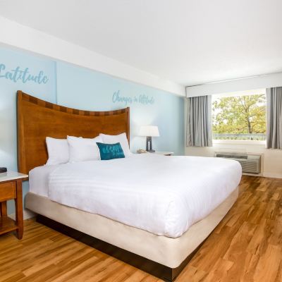 Deluxe King Room with Lake View Margaritaville Lake Resort Lake of The Ozarks Promo Code
