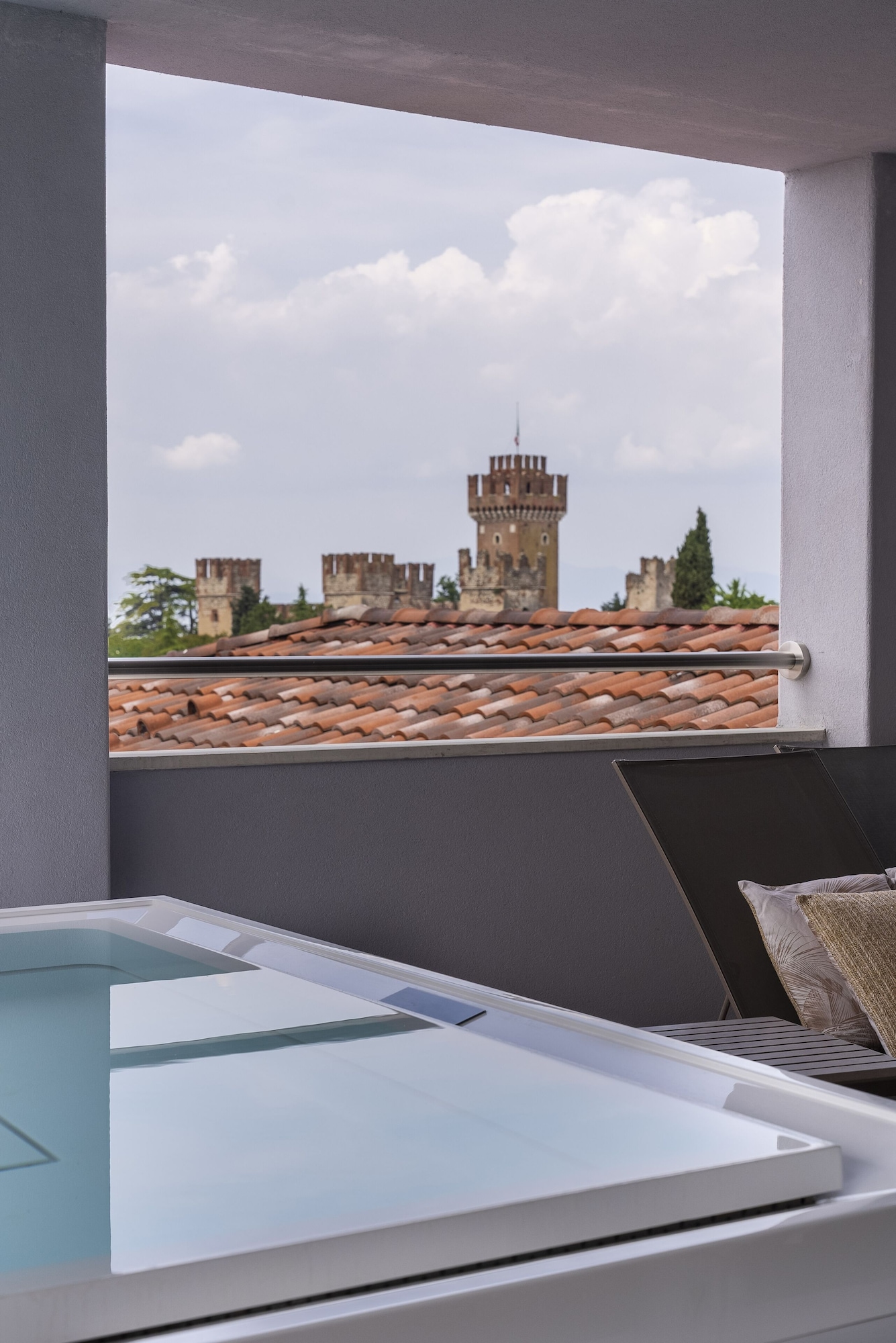 行政套房， 3 间卧室， 露台， 湖景