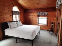 Lakeside Beach Getaway with A Gorgeous Kitchen & Dining Room with Room for 10.