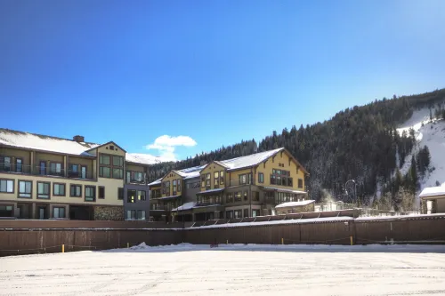 2759 Slopeside 1 Bedroom Condo by RedAwning