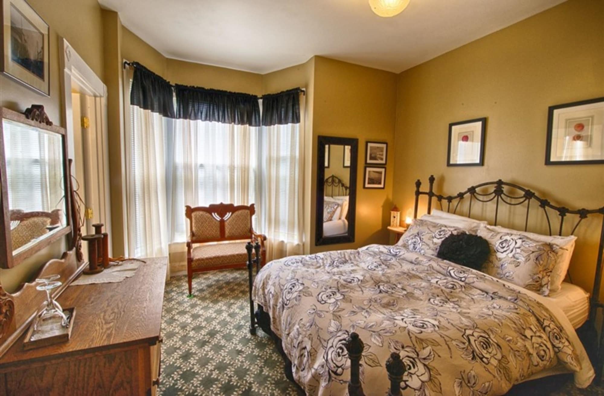 标准双人房，带连通浴室（柱景）