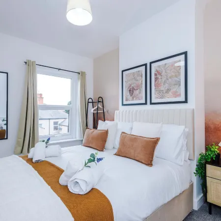 Central 2 Bed in Wrexham Sleeps 6 With Parking