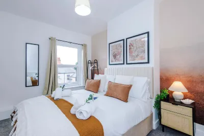Central 2 Bed in Wrexham Sleeps 6 With Parking Hotels in 